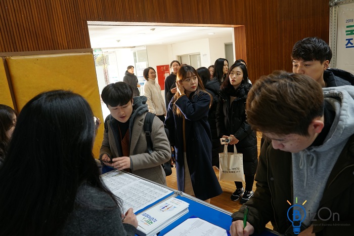 ▲ 국민인 직무박람회에 참가하는 학우들