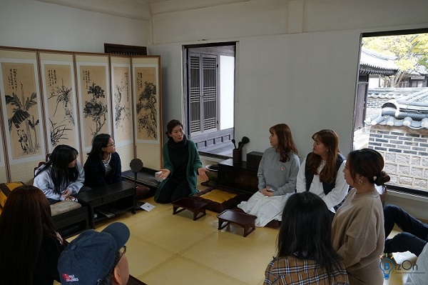 ▲ 서미숙 강사의 설명을 경청하고 있는 학우들 