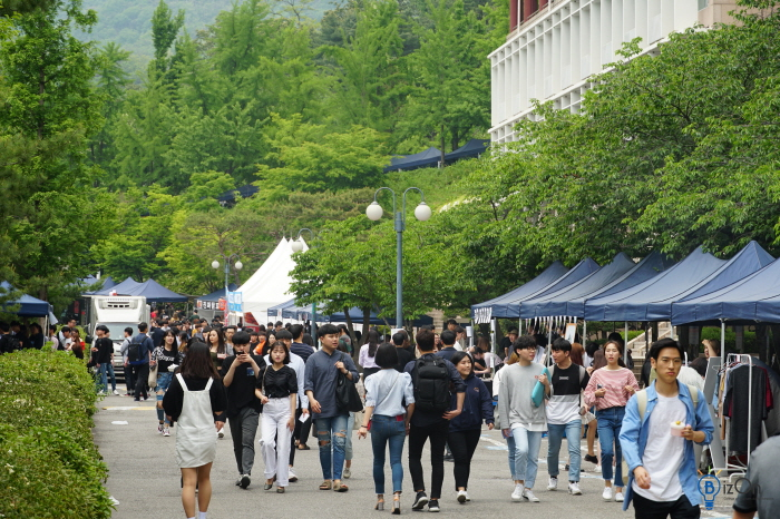  ▲ 많은 학우들이 축제를 즐기고 있는 모습 