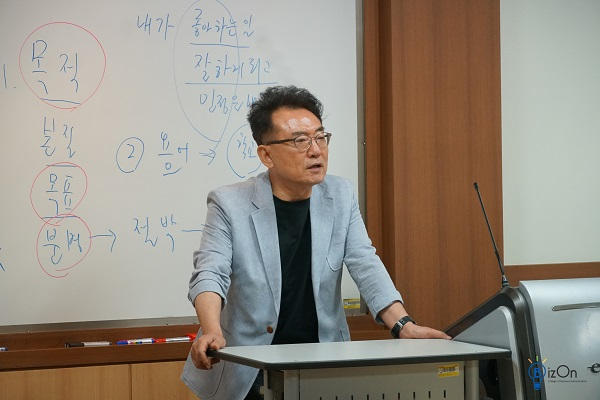 ▲ 학회원들과 대화를 하며 피드백을 하는 이동희 교수   