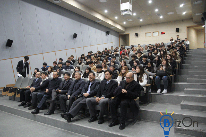 ▲ 기업경영학부 단체 사진 (출처: 기업경영학부 학생회 '공감') 