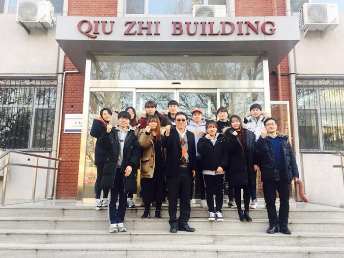 ▲ Students of College of Business Administration and Professor Dae-hyun Park (Source: Taesuk Choi)