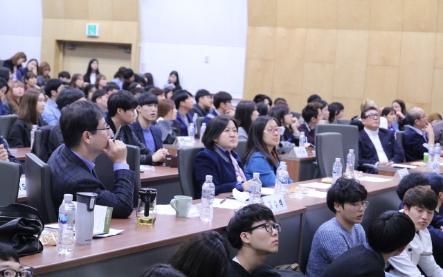 (Students and professors from the business administration department waiting for the result presentation to start