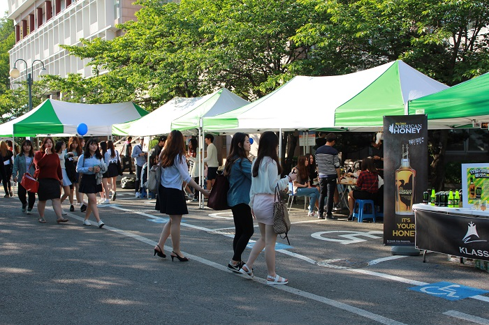 ▲ 축제의 오후 상설거리를 이용하는 국민대학교 학생들   